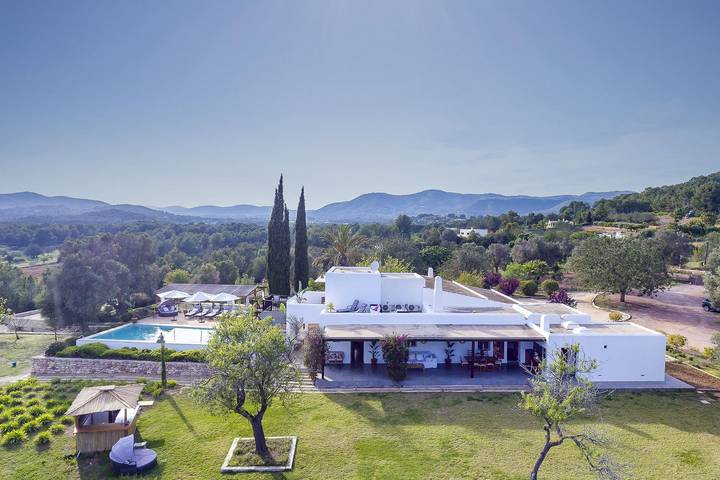 Casa de vacaciones para 18 personas, con balcón y jardín en Sant Carles de Peralta