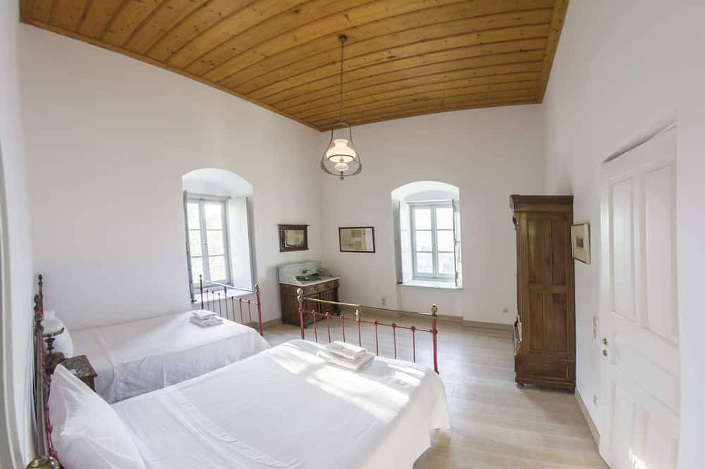 Classy Villa with Wonderful View and swimming pool in Hydra