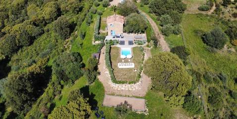 Cottage pour 4 personnes, avec vue ainsi que jardin et piscine à Alata