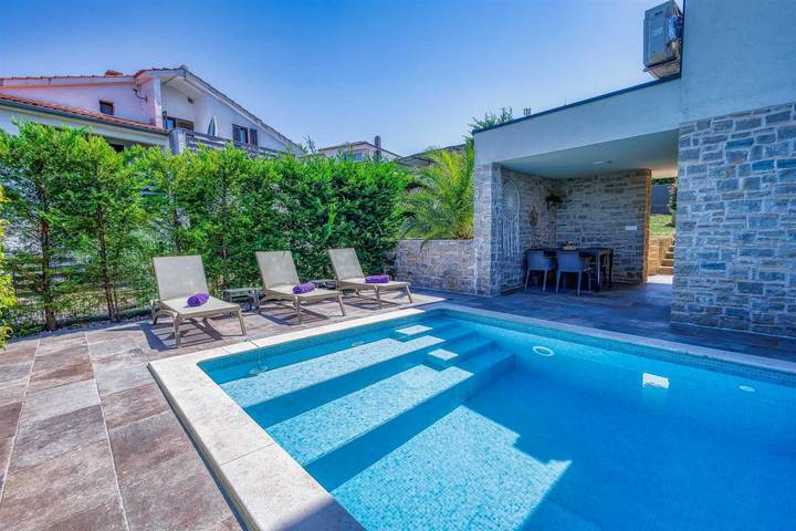 Ferienwohnung für 4 Personen, mit Garten und Pool in Njivice