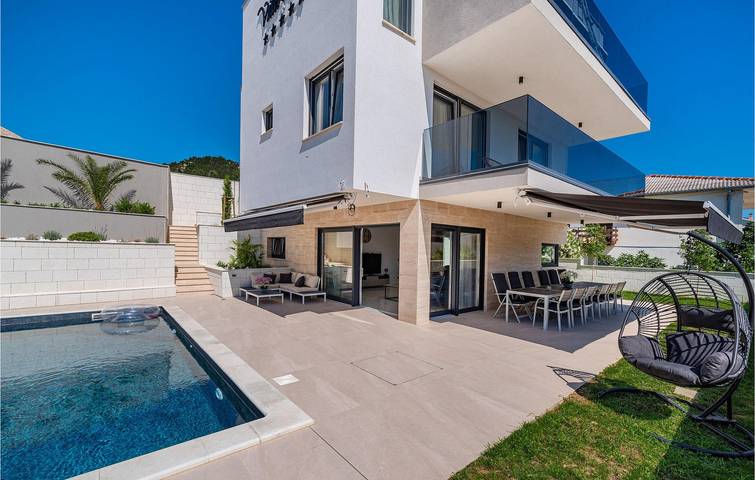 Cozy 2-Bedroom Apartment with Heated Pool Near Barbat na Rabu in Barbat na Rabu, Rab