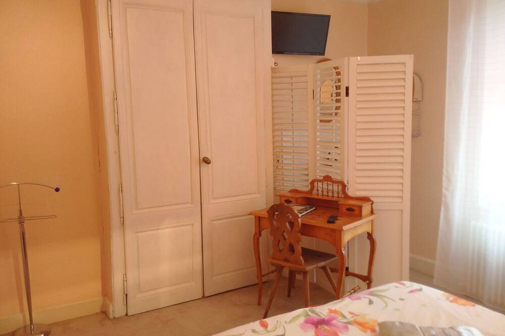 Chambre lumineuse avec espaces communs et court de tennis à Aydoilles in Aydoilles, Région d'Épinal