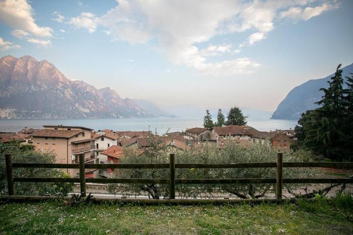 Ferienwohnung für 4 Personen, mit Balkon und Terrasse sowie Garten und Ausblick in Riva di Solto
