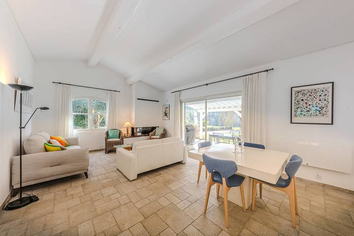 Location de vacances pour 6 personnes, avec terrasse ainsi que jardin et piscine à Villecroze - 2