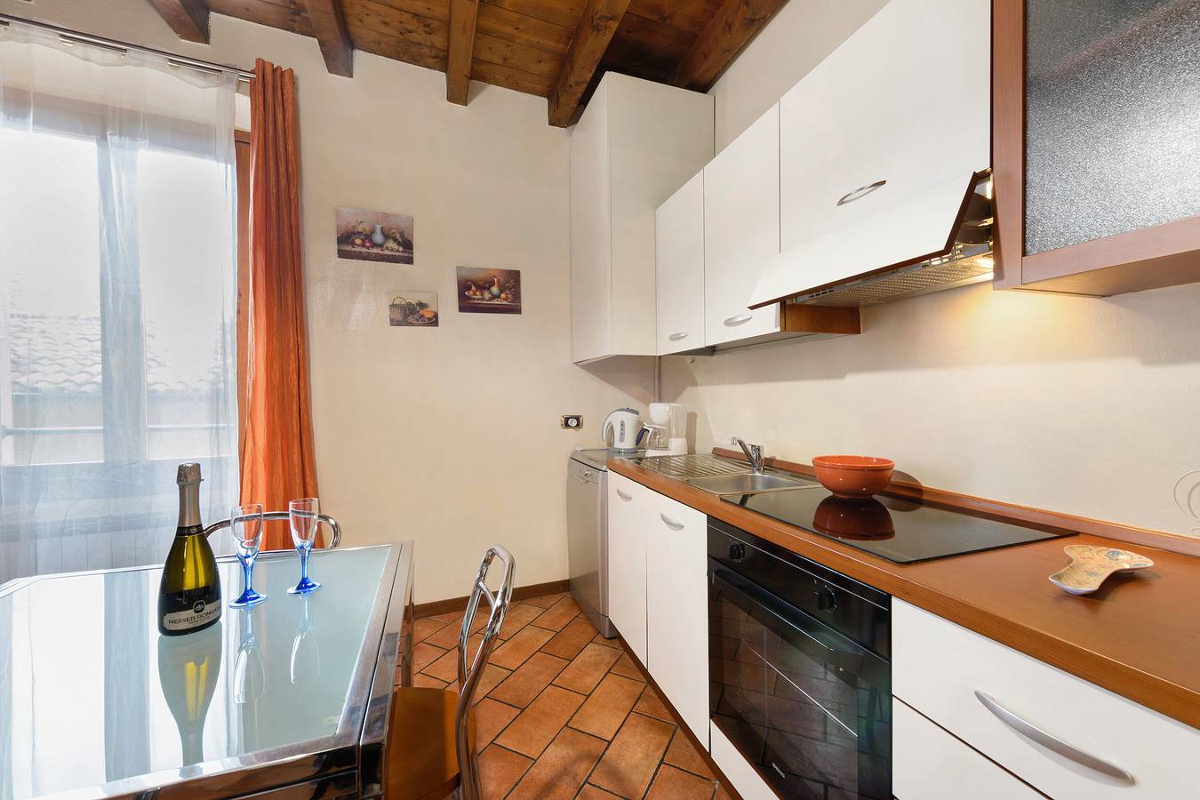 Apartamento entero, Apartamento 'Laura' con Wi-Fi y aire acondicionado in Saló, Montañas Garda