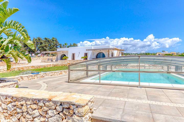 Large villa (2 apt) with pool & rooftop jacuzzi in Salve, Gulf of Taranto