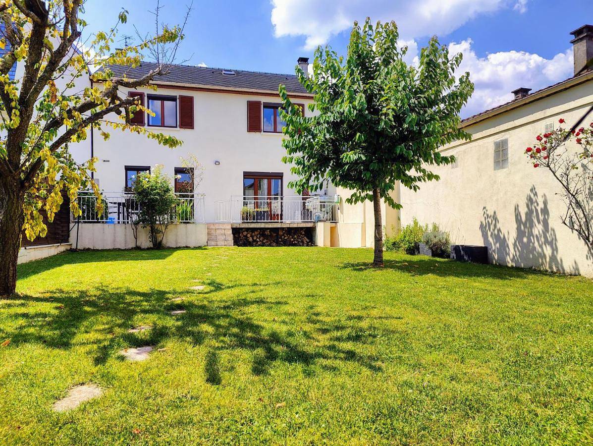 Appartement entier, Maison 190m2 - Entre Paris et Disneyland in Gagny, Seine-Saint-Denis