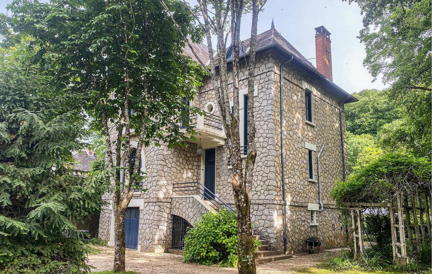 Terrasson Poolside Apartment - Close to City & River in Terrasson-Lavilledieu, Périgord Noir