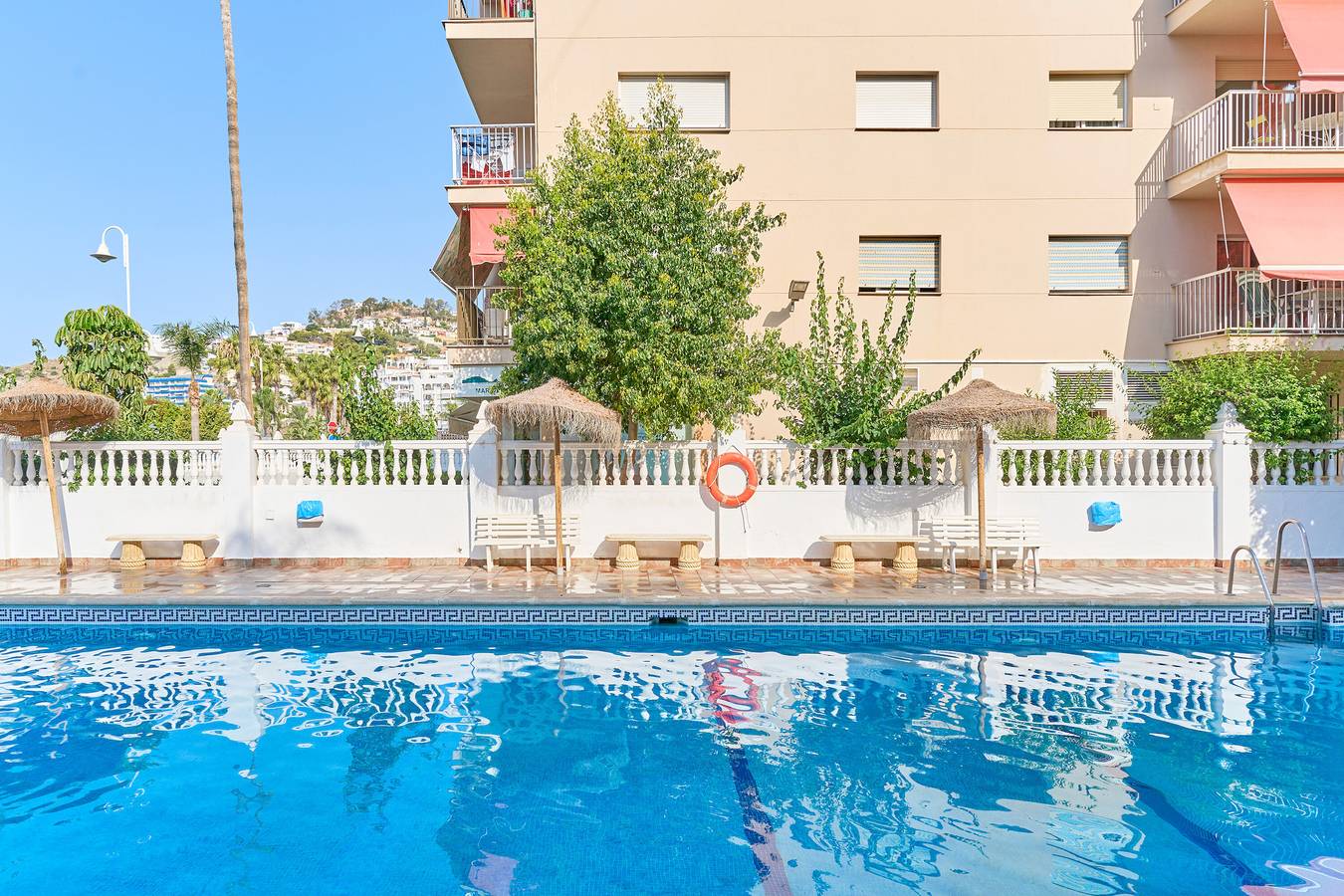 Apartamento entero, Apartamento 'Aurora Mar Del Sol' con vistas al mar, piscina compartida y Wi-Fi in Playa San Cristobal, Almuñecar