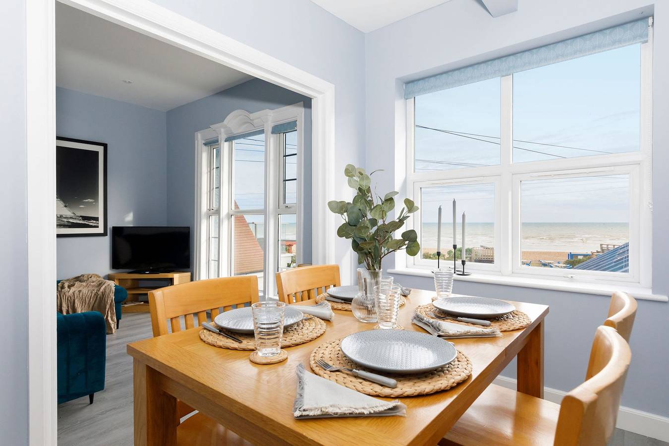 Entire apartment, Chic 2-Bed Seafront Haven Near Felpham Beach in Felpham, West Sussex