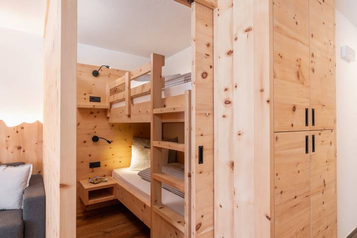 Ganze Wohnung, Ferienwohnung 'Huberhof Arnika' mit Bergblick, privater Terrasse und Wi-Fi in Gais, Kronplatz