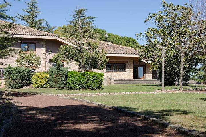 Chalet para 15 personas, con piscina además de jardín y vistas en Bages - 3