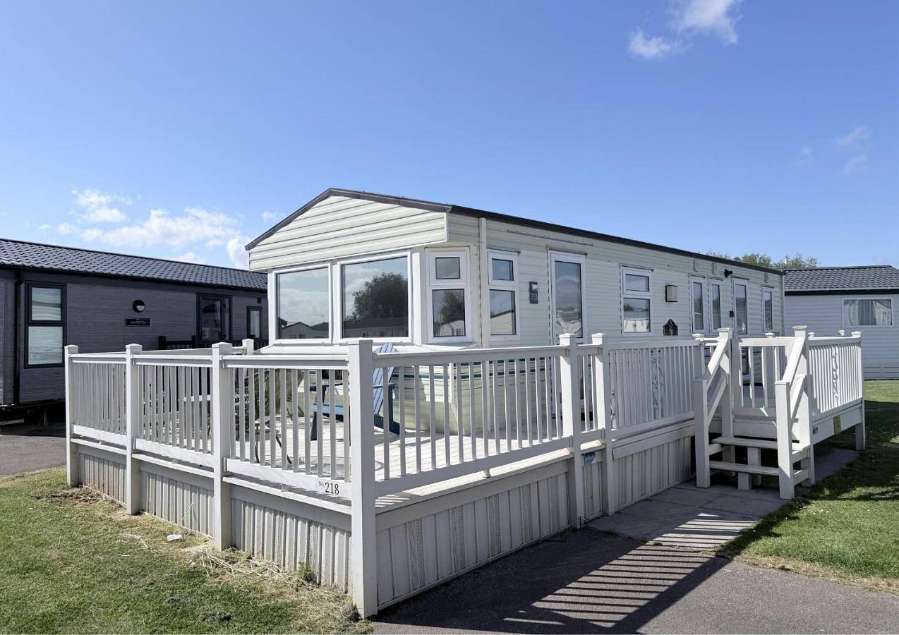 Lovely Caravan For Hire With Large Decking Area In Hunstanton Ref 23218K in Hunstanton, Norfolk Coast