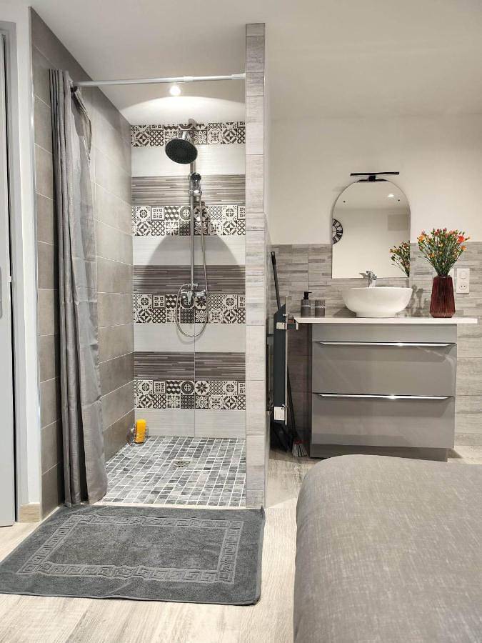 Gîte pour 2 personnes, avec vue ainsi que terrasse et piscine dans Trézelles - 3