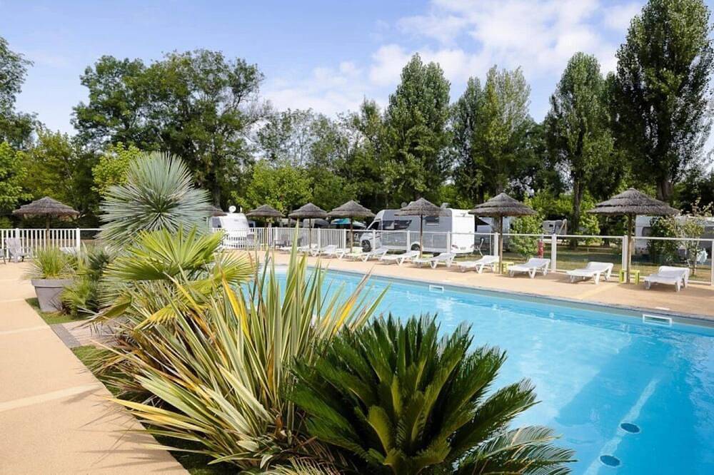 Camping 3 étoiles - Piscine in Montpon-Ménestérol, Périgord Blanc