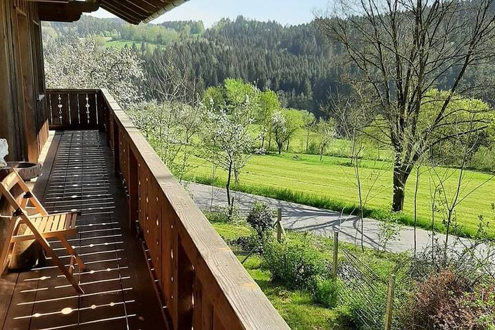 Ferienwohnung für 6 Personen, mit Balkon und Terrasse sowie Garten in Viechtach