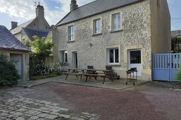Gîte pour 8 personnes, avec terrasse à Longues-sur-Mer