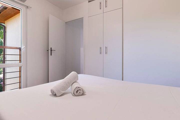 Apartamento entero, Hermoso apartamento para 4 personas con WIFI, A/C, piscina, TV, terraza y mascotas permitida in Favone, Conca