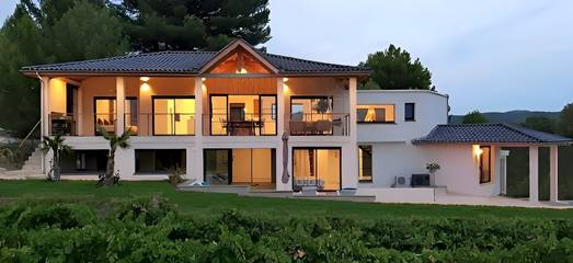 Location de vacances pour 8 personnes, avec jardin ainsi que terrasse et jacuzzi à Plaissan