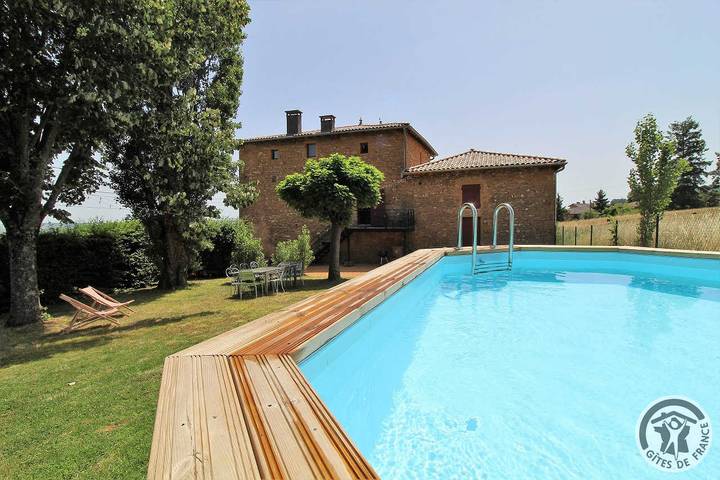 Gîte pour 10 personnes, avec Balcon et Jardin ainsi que Piscine et Vue à Cogny