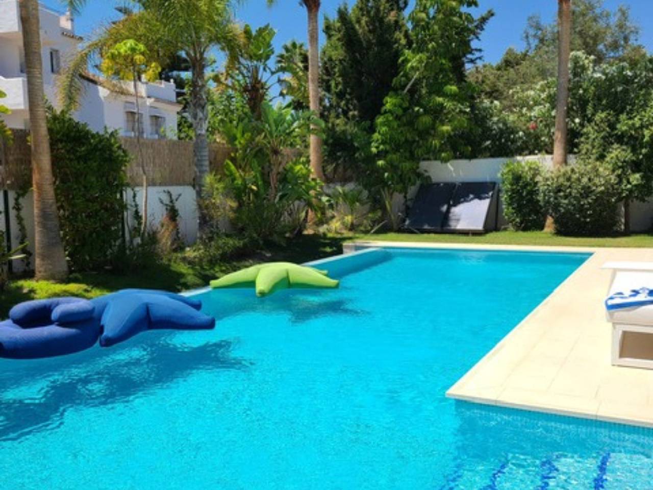 Luxurious Villa in San Pedro de Alcántara for 10 with Private Pool, Garden, and Garage in Playa de Cortijo Blanco, Marbella