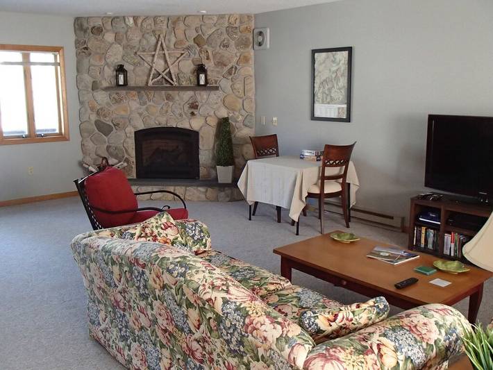 Vacation rental for 6 people, with pool and yard as well as balcony in Bartlett