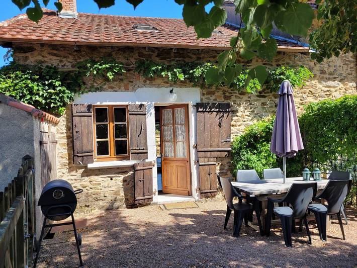 Location de vacances pour 26 personnes, avec Terrasse ainsi que Jardin et Piscine à Saint-Saud-Lacoussière