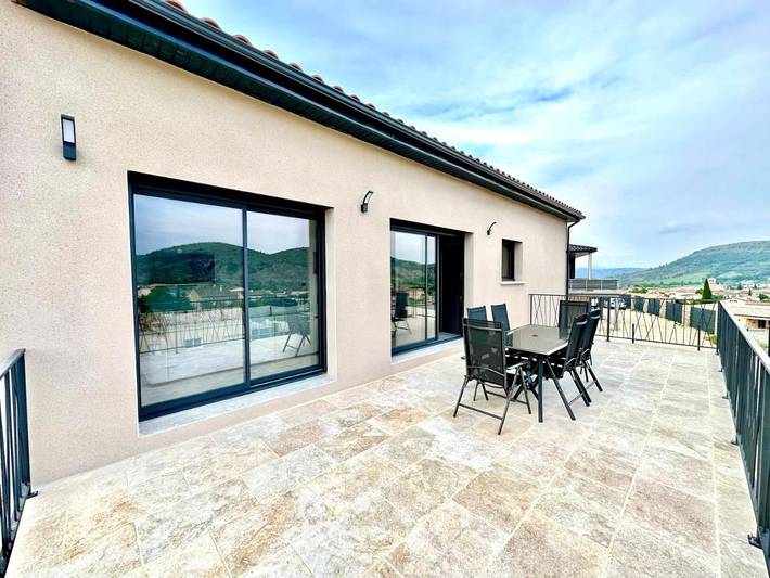 Location de vacances pour 8 personnes, avec jardin ainsi que terrasse et vue à Lachapelle-sous-Aubenas