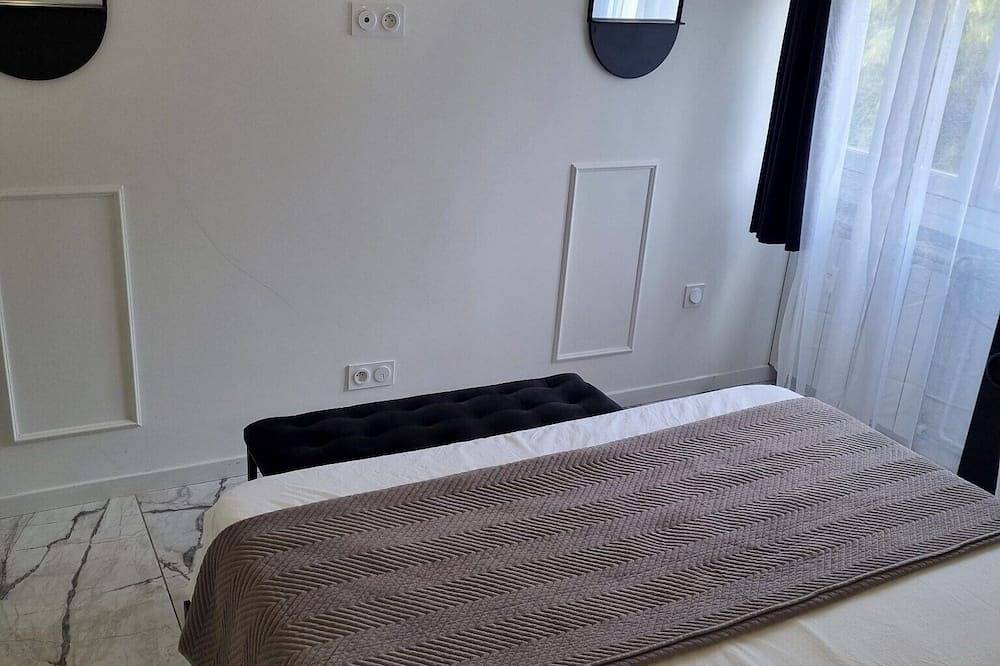 Entire apartment, Bon Plan! T2 with parking in the city center near the train station and beach! in Saint-Raphaël, Massif de l'Esterel