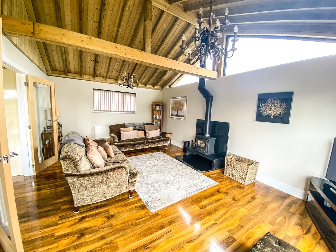 4Bed Lodge Sleeps8-Pet Friendly-Hot Tub-Log Burner in Yapham, East Riding of Yorkshire