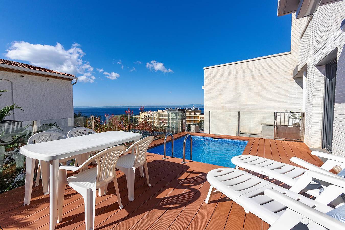 Charming 152m² villa on Almadraba beach, Roses. Private pool, sea views, equipped kitchen, air conditioning. Book now for your vacation! in l'Almadrava, Roses