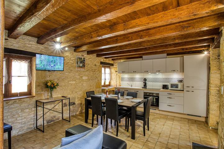 Gîte pour 7 personnes, avec piscine et terrasse ainsi que jardin et jacuzzi, animaux acceptés à Saint-Crépin-et-Carlucet - 4