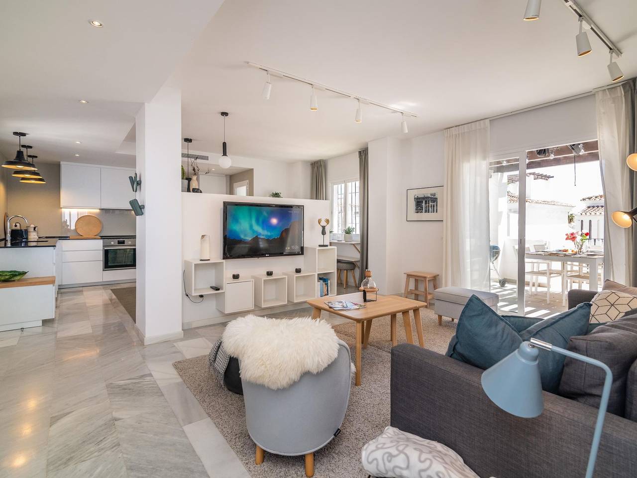 Entire holiday apartment, Modern 2 Bedroom Penthouse w/ Terrace, Pool Bbq in Nueva Andalucia Golf Valley, Marbella