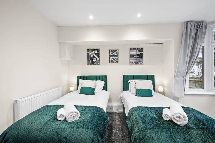 Stylish 5Br Oxford Cooper House, Sleeps 11 with Parking in Oxford, Oxfordshire