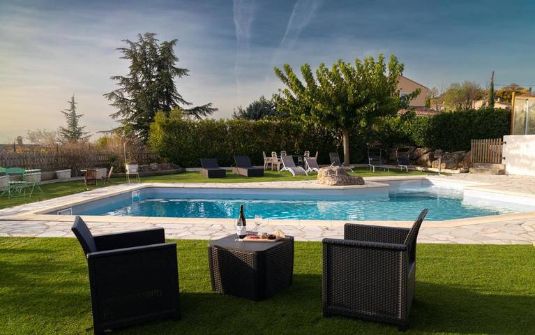Maison d’hôte pour 2 personnes, avec piscine et jardin ainsi que terrasse et vue, animaux acceptés