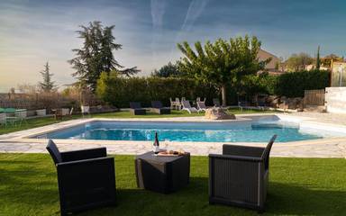 Maison d’hôte pour 2 personnes, avec vue et piscine ainsi que terrasse et jardin, animaux acceptés à Vachères