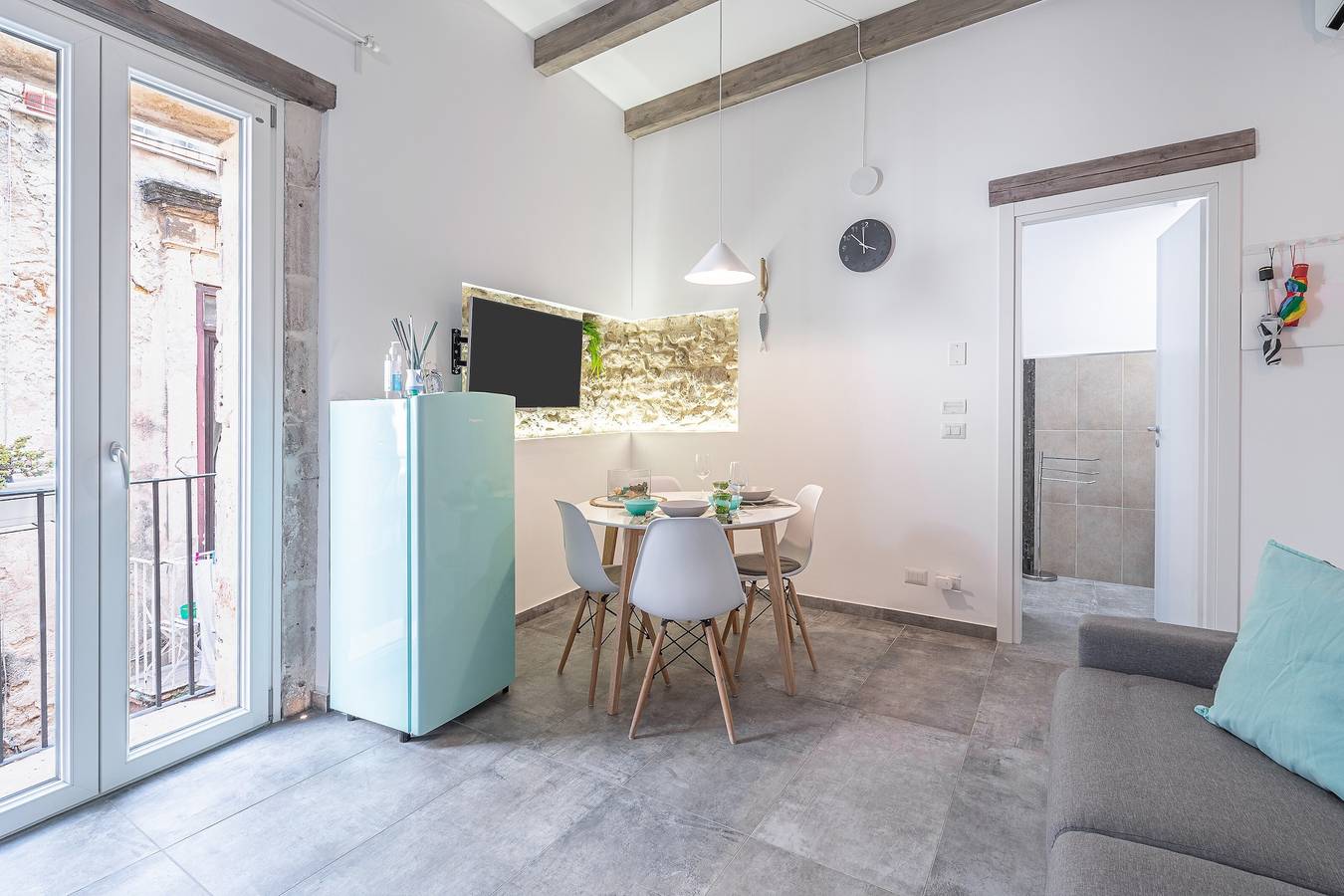 Appartement entier, Appartement 'White' avec balcon, Wi-Fi et climatisation in Syracuse, Province de Syracuse