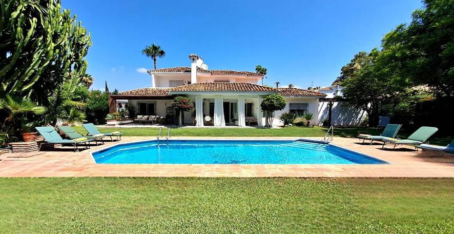 Villa pour 6 personnes, avec piscine ainsi que terrasse et vue, animaux acceptés à Estepona