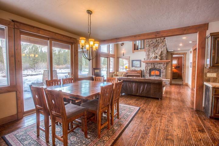 Vacation house for 20 people, with yard and pool in Idaho