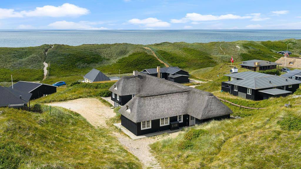 Luxurious vacation home in Søndervig, close to the beach and town, featuring a spa and sauna. Just 100 meters from the sea in Søndervig, Holmsland Klit