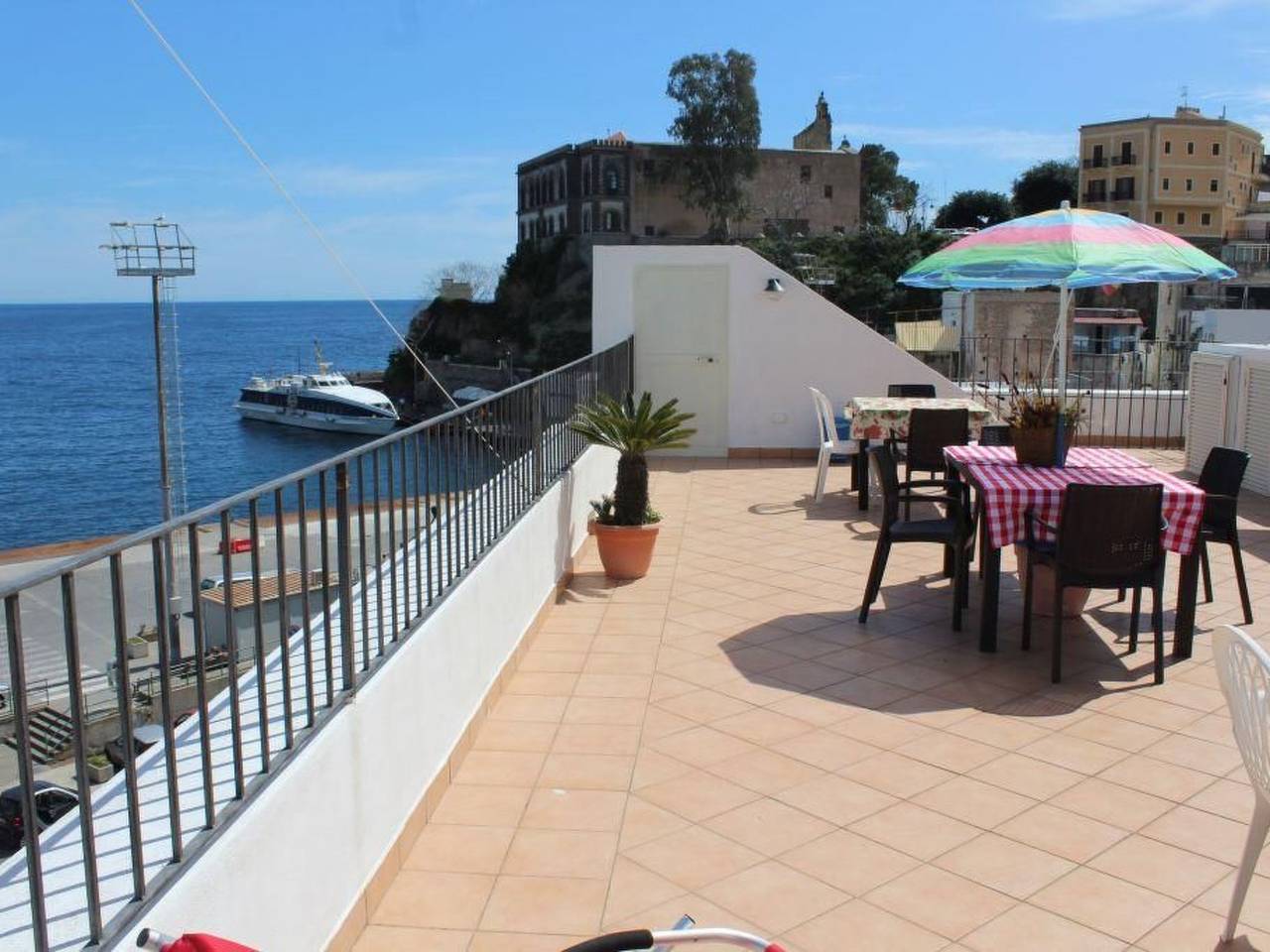 Apartamento vacacional entero, Ferienzimmer 'Bartolo' mit eigener Terrasse in Lipari