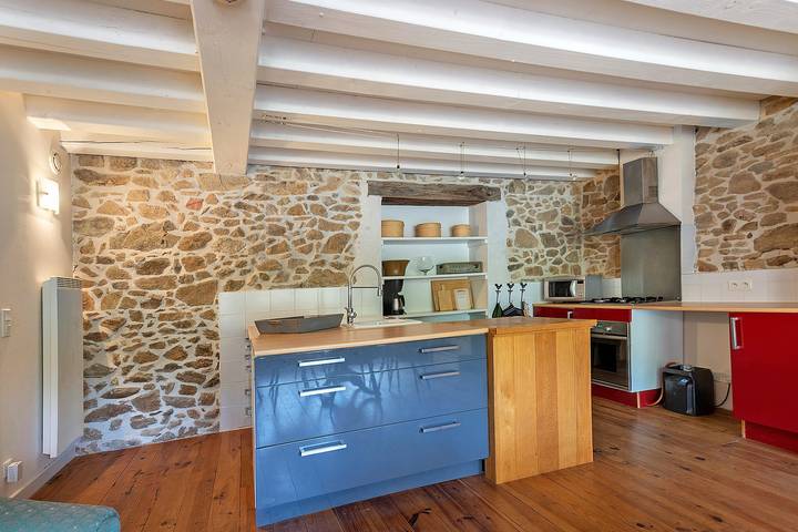 Casa vacacional 'Domaine De Bellac - La Belle Cour' con piscina compartida, jardín y wifi in Roussines, Parque Natural Regional Périgord-Limousin