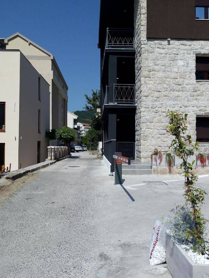 Ferienwohnung für 2 Personen, mit Terrasse und Garten sowie Ausblick in Budva - 2