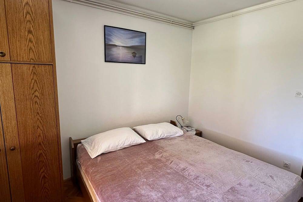 Ganze Wohnung, 2-Zimmer-Ferienwohnung mit Terrasse Mali Losinj, Losinj in Mali Lošinj, Lošinj