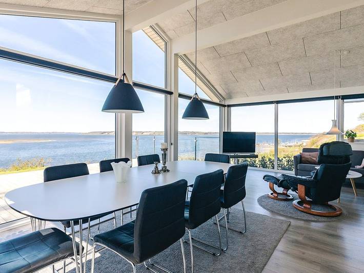 Ferieudlejning for 8 personer, med terrasse, børnevenlig i Hjarbæk