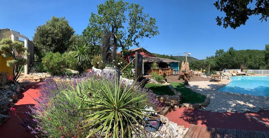 Location de vacances pour 4 personnes, avec terrasse ainsi que vue et piscine à Saint-Montan - 3