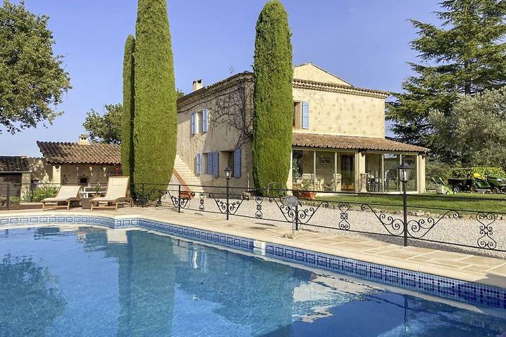 Location de vacances pour 13 personnes, avec terrasse et jardin à Niozelles