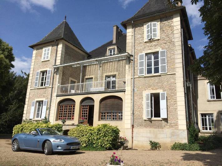 Location de vacances pour 4 personnes, avec piscine ainsi que vue et jardin à Champagny-sous-Uxelles