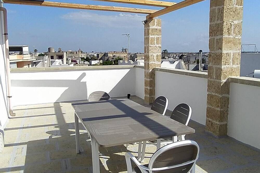 Sea view terrace, 2 bathrooms, 3 bedrooms, living room Wifi Linkem, parking, 2 km mar in Marittima, Diso