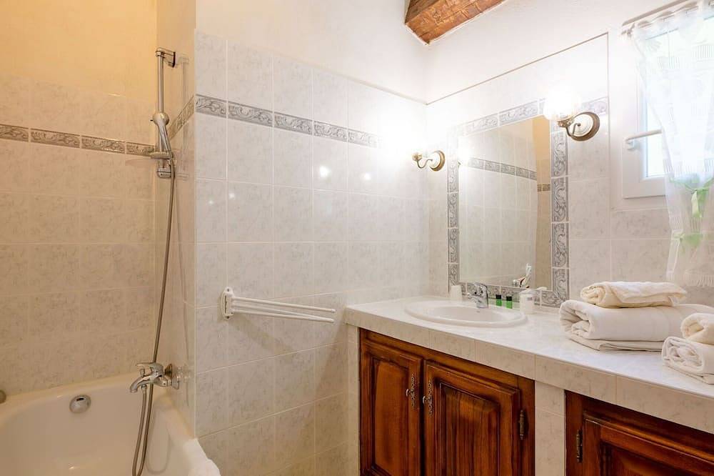 Gemütliche Wohnung in einem Ferienhaus mit  W-Lan, Tv, Balkon, Haustiere erlaubt und Panoramablick in Bauduen, Brignoles Region